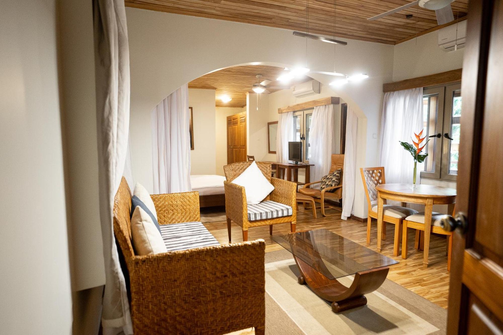 Esther'S Hotel อักกรา ภายนอก รูปภาพ