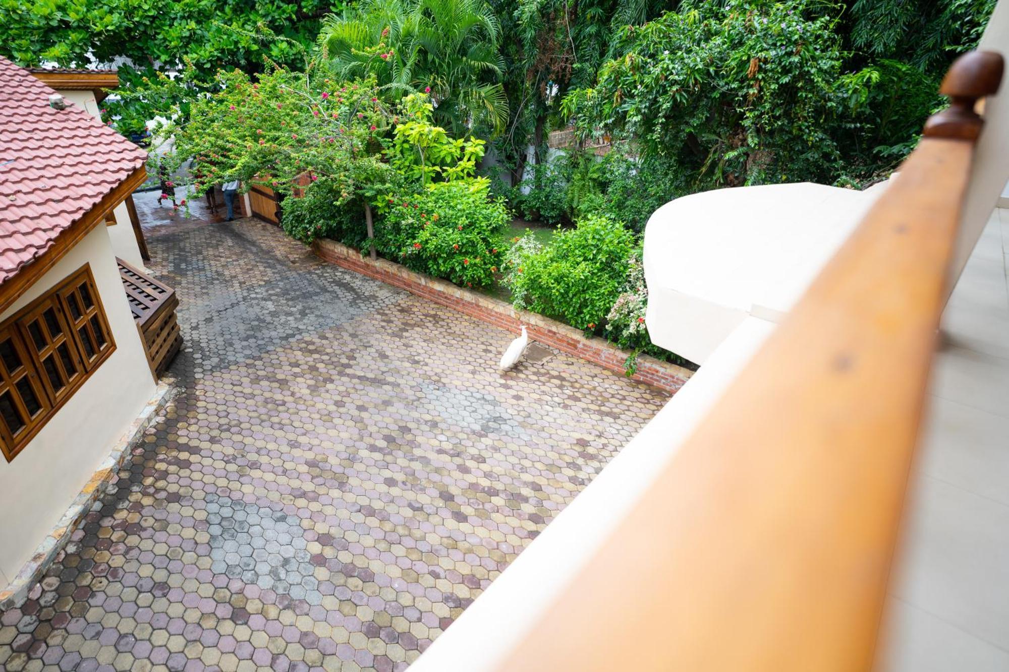 Esther'S Hotel อักกรา ภายนอก รูปภาพ