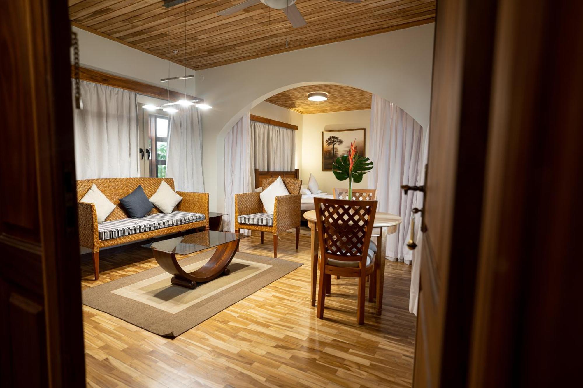 Esther'S Hotel อักกรา ภายนอก รูปภาพ