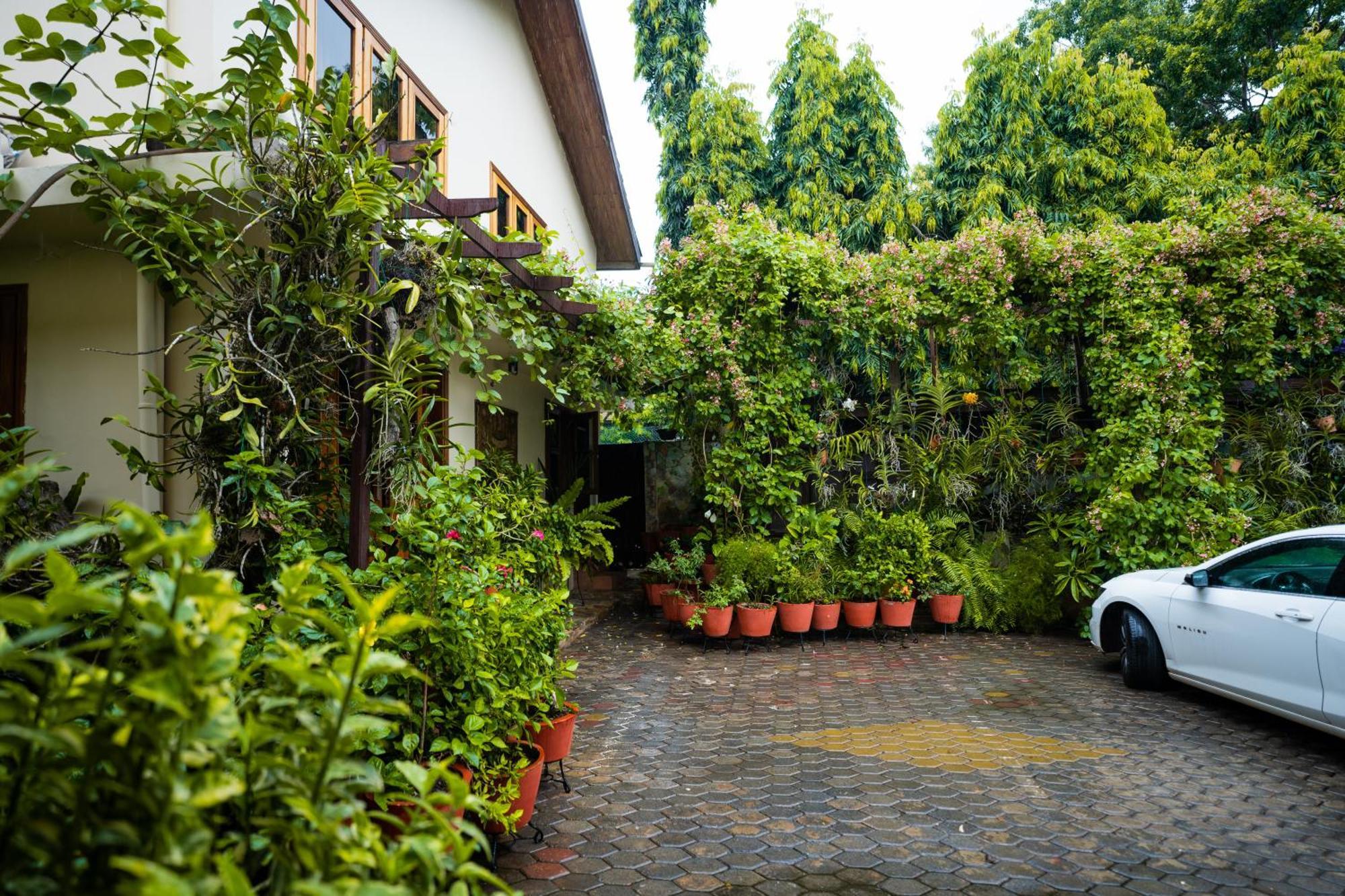 Esther'S Hotel อักกรา ภายนอก รูปภาพ