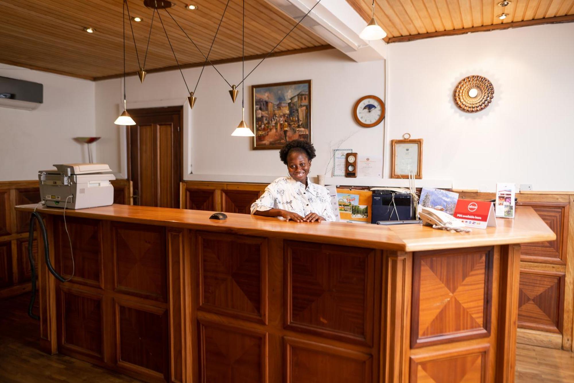 Esther'S Hotel อักกรา ภายนอก รูปภาพ